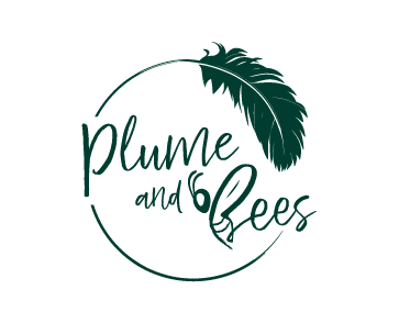 Logo de Plume and Bees représentant avec l'écriture Plume and Bees encerclé d'un trait et d'une plume. Le lien renvoit à la page principale du site