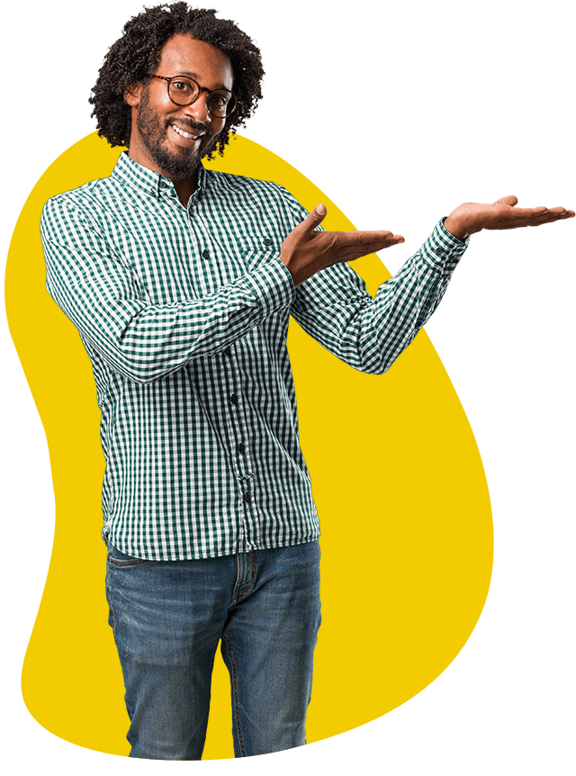 un homme de couleur noir qui porte des lunettes et qui présente quelque chose avec ses mains se trouvant sur la droite de l'écran. Il se trouve sur fond jaune