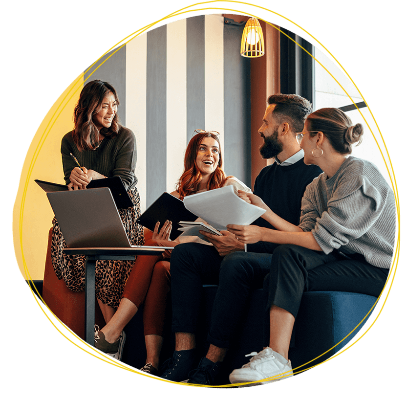 header-home avec 4 personnes travaillant dans un bureau, collaborateurs et joie de travailler